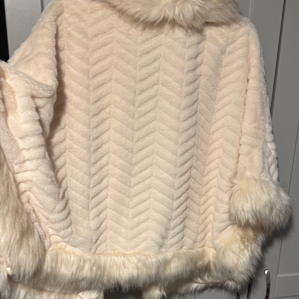 Soft Cream Faux Fur Wrap - Picture 5 of 6